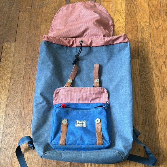 🎒Herschel Retreat blue backpack with striped lining and brown leather trim. - Picture 5 of 12